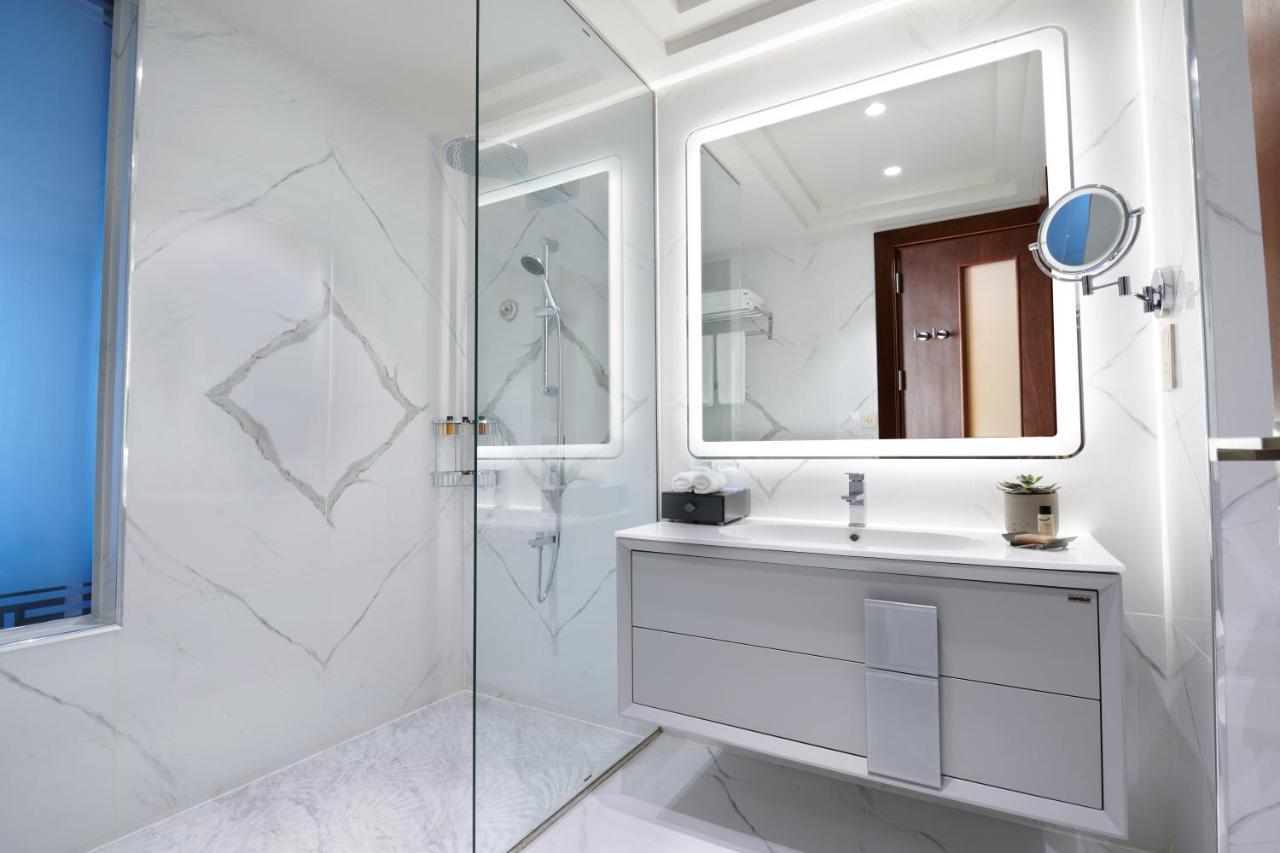Wyndham Grand Doha West Bay Beach Eksteriør billede Bathroom