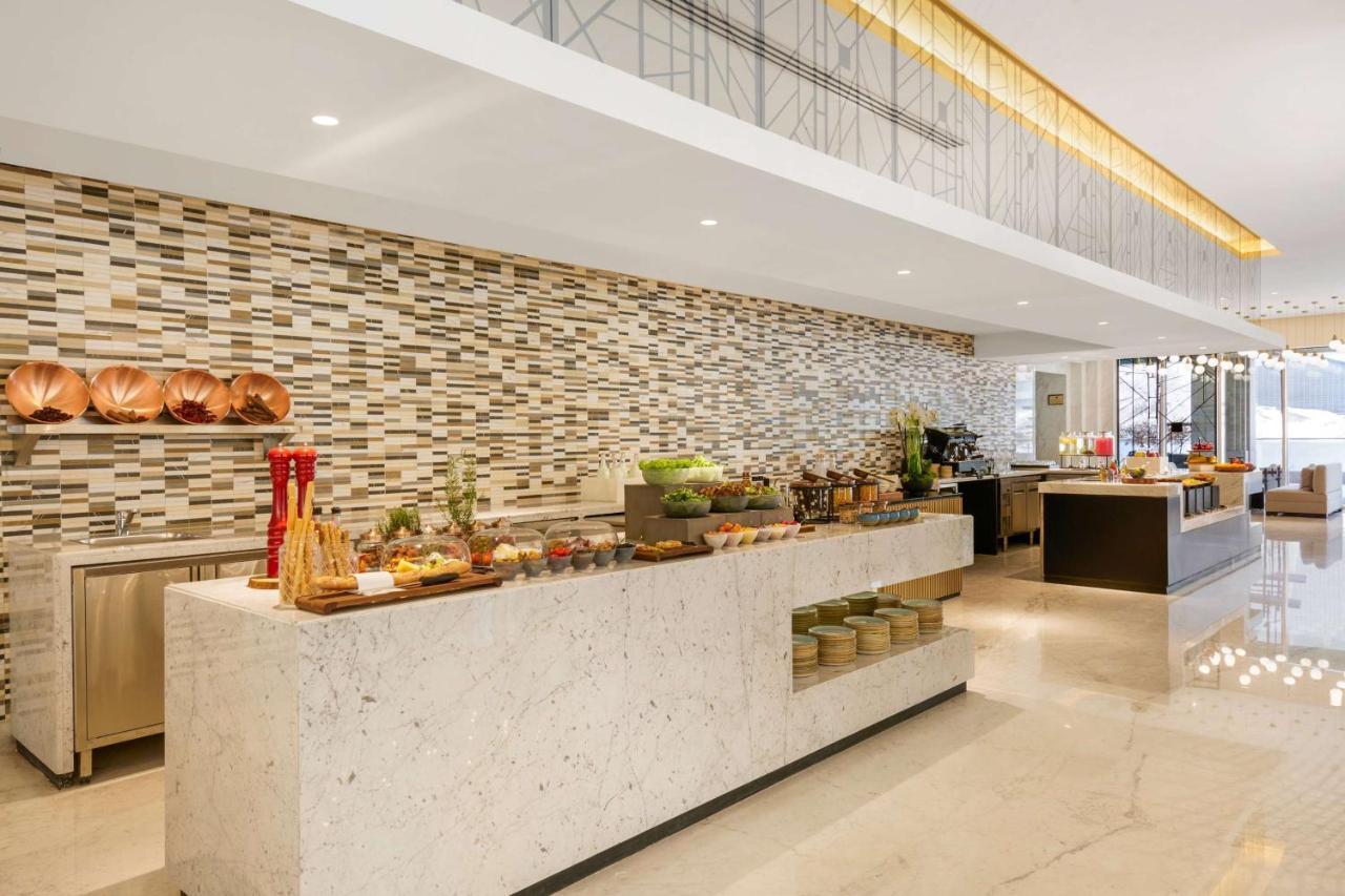 Wyndham Grand Doha West Bay Beach Eksteriør billede The buffet at the lobby