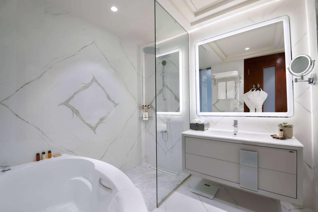 Wyndham Grand Doha West Bay Beach Eksteriør billede Bathroom