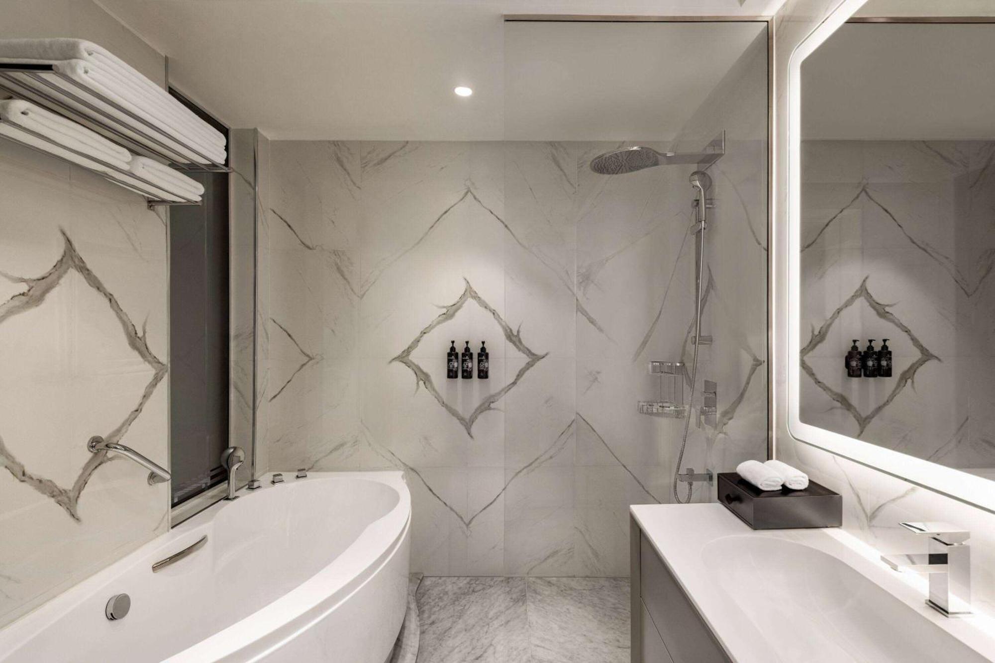 Wyndham Grand Doha West Bay Beach Eksteriør billede Bathroom