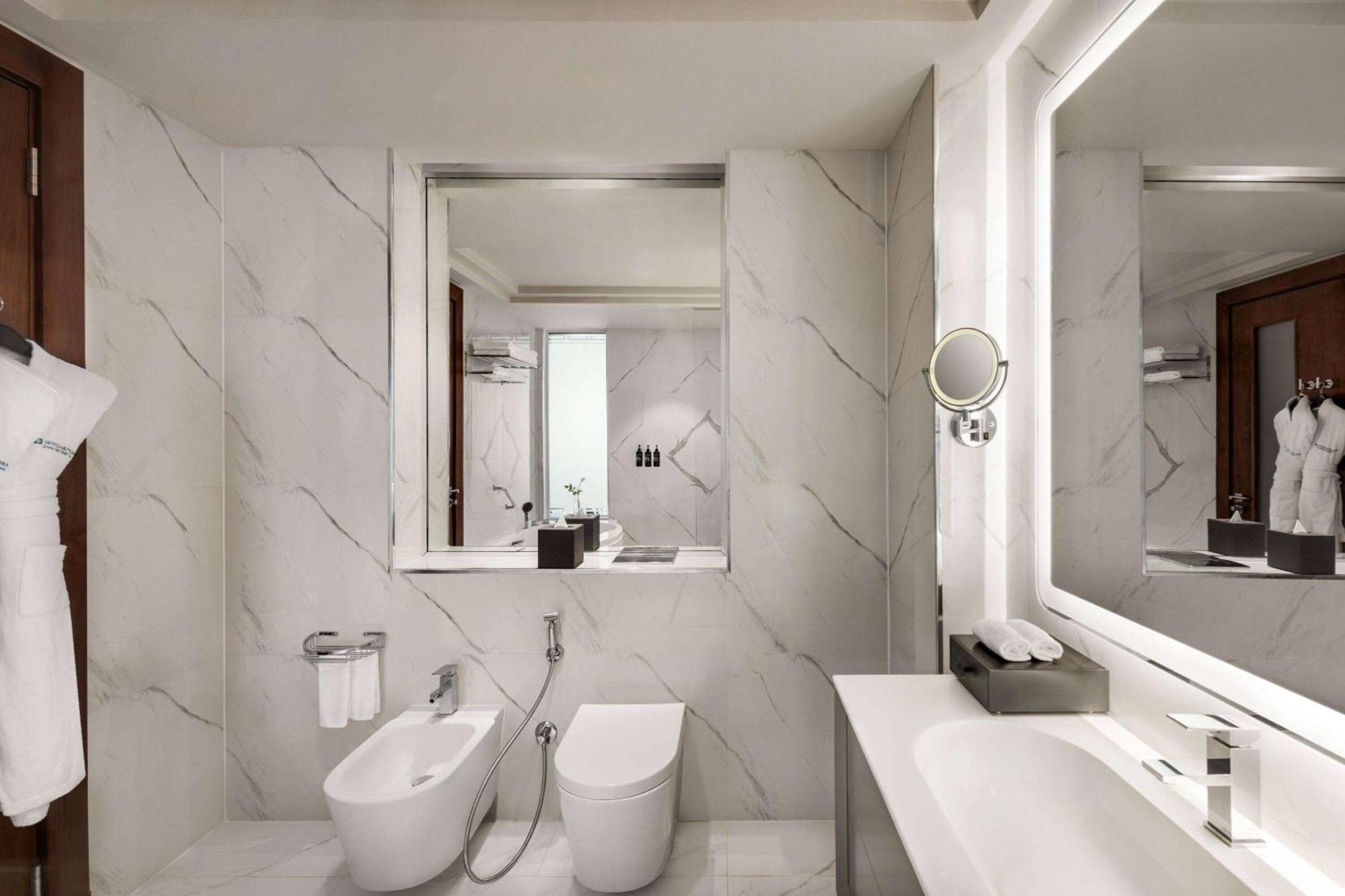 Wyndham Grand Doha West Bay Beach Eksteriør billede Bathroom